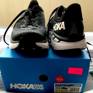 Gently used women’s Hoka One One Clifton 7 size 7.5 Wide
